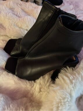 Steve Madden Transfer Booties Black Peep-Toe Ankle Heeled Boots NWT 8.5